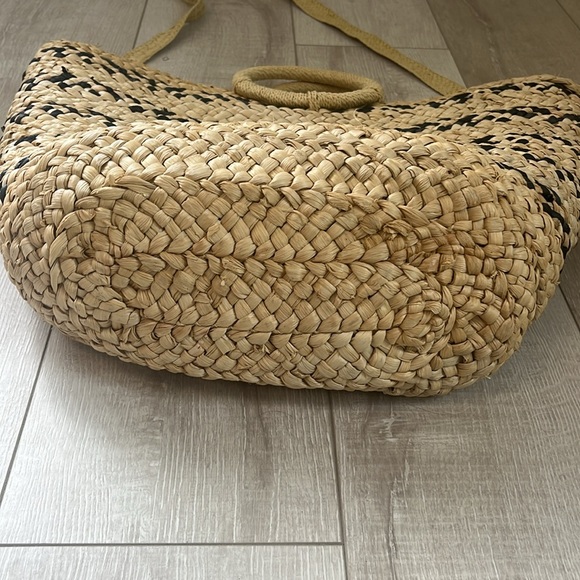 L SPACE TAN DARK BLUE LARGE BEACH TOTE WITH SHOULDER STRAP GOOD USED CONDITION - Picture 7 of 10